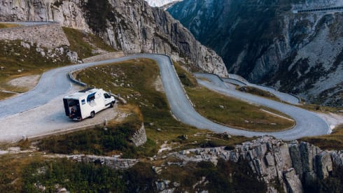 Jeff Benzos – Self-sufficient adventure Mercedes Sprinter for winter and summer