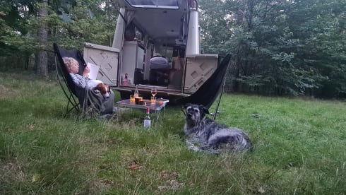 Jeetje – French Peugeot J7 oldtimer campervan 1974