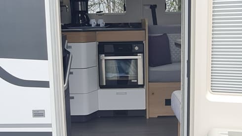 670dc – Very luxurious camper with free-standing bed and plenty of seating space
