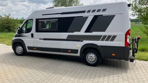 Heunie 1 – Beautiful camper van from 2017 with 2 lengthways beds