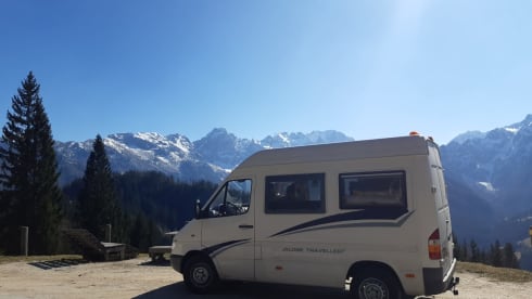 Barry Klasbak – Compact, cozy and maintained Mercedes Sprinter for 2 (tall) people
