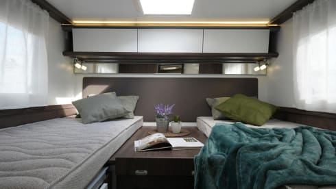 Location de camping-car semi-intégré de luxe Benimar – automatique – 5 places – 2026