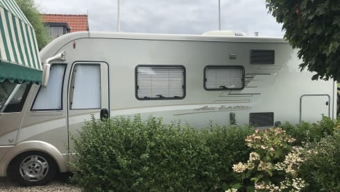 ZEER LUXE HYMER CAMPER – For rental to two experienced campers  