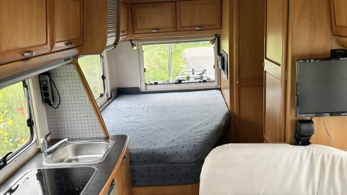 2p Hymer B574 fixed bed air conditioning