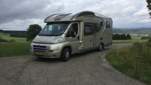 Luxurious spacious Burstner with 2 twin beds