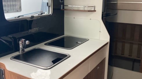 Camper 2 – Spacious and luxurious Pilote 6-person family camper with Playstation and LED TV!