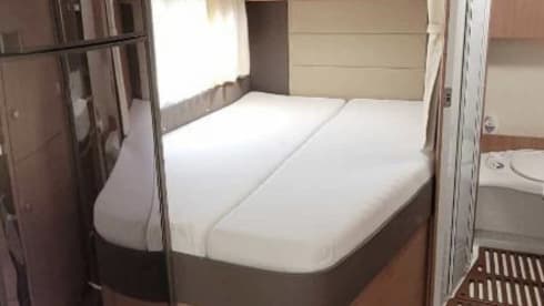 Beautiful 4 person Knaus Skywave