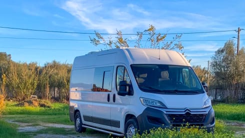 Zonnewijzer – Winter-Proof Off-Grid Campervan with Solar, Nespresso, Oven and more!