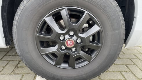 Tourer 5.9 – Carado CV 601 - fixed bed with a length of 5.99 METER!