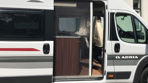 Twinny – Adria 640 SLX, length beds, solar panel, tow bar, roof rack, bike rack