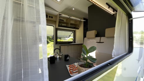 Queen A – Built in 2021 - luxury 6-person alcove camper - Queen E