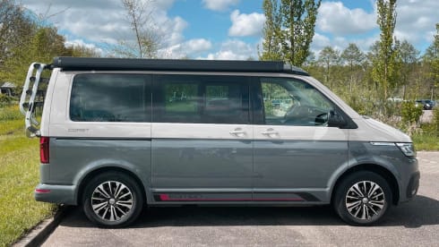 Prachtige Volkswagen California – Almost new. Carefree on the road with this beautiful, compact bus.