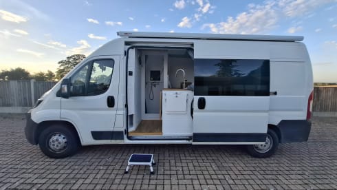 Carly – 2 berth Peugeot campervan from 2017