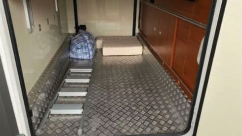 Beautiful camper with the most ideal layout, park your car inside for free