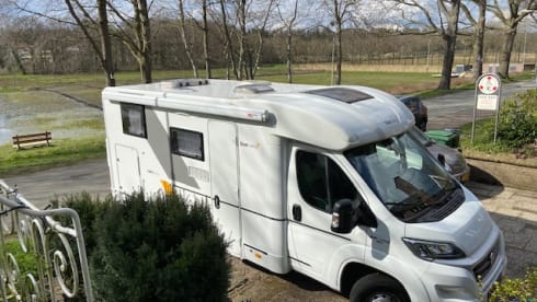 Travel-loving, young (2017) semi-integrated camper Sun Living from Adria,