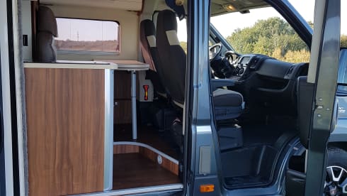 vakantiehuisje op 4 wielen – 2p Karmann bus, with air conditioning in living area