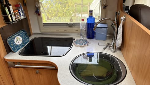 2p Adria Mobil semi-integrated uit 2010