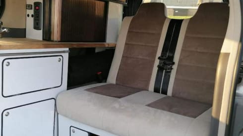 Alphie Hybrid&LPG – 2 Berth Toyota Alphard Hybrid&LPG