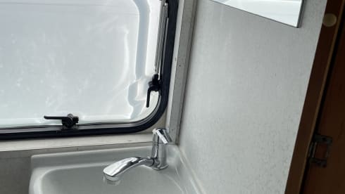 Oude dame – 2p Adria Mobil bus uit 1997