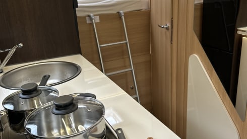 Queen Louise 2 – New luxury 6-person alcove camper