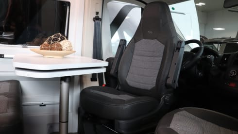 Roadhouse camperverhuur naam Surfer House – New Adria Mobil 2023 bus camper