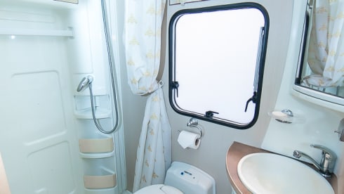 Honey – 6 Berth Spacious Family Motorhome