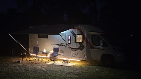 Challenger – Comfortable semi-integrated with large queen bed and lots of light