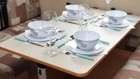 Nicky – Adventure and comfort in 'Nicky' the 6 berth luxury motorhome!