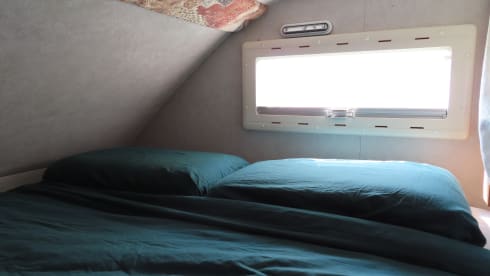 De Roze Olifant – Spacious family camper - 7p Ford alcove from 1998 