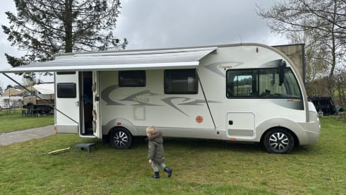 Spacious 6-person family camper