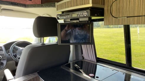 Dora the Explorer – VW Transporter Campervan | Sleeps 4 | Pop-Top Adventure Van