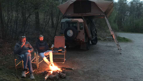 110 grijs – Land Rover Defender 110 with roof tent