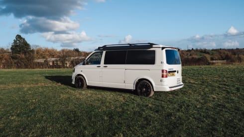 Amari – Escape the ordinary in our cosy, country cottage on wheels!