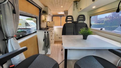 Pura Vida Van – 3-person bus camper built in 2023