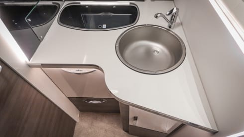 SimplyTheBest – 5p (4+1) McLouis semi-integrated 2024 Peugeot 165PK
