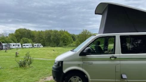 Lekkercamperen – 4-sitziger Volkswagen-Bus aus dem Jahr 2015