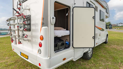 Fransie  – Luxury 5 person Alcove camper from 2017: Fransie
