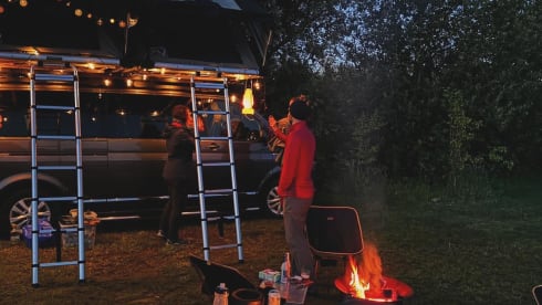 Rooftop party Van  – Joyeux 4 personnes en Volkswagen Party Van. 