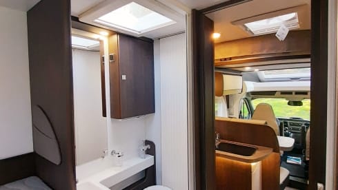 New Benimar Cocoon 463 10/2022 with silent roof air conditioning