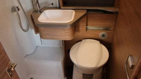 Roxi – Beautiful, luxury Dethleffs semi-integrated camper (4p) from 2021 (incl. Maxx fan!)