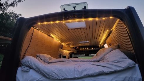 Freedom on wheels – Camberbus off the grid Renault Master 2016