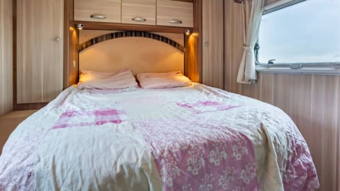 Mc Louis Glamys. Queen bed