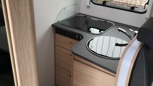 9/14 – Luxury automatic camper with 2-person queen bed!