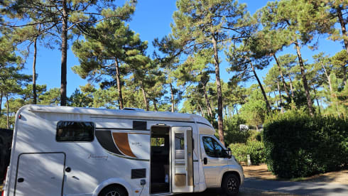 Campi – Luxury 2p Bürstner with queen bed, air conditioning and inverter 