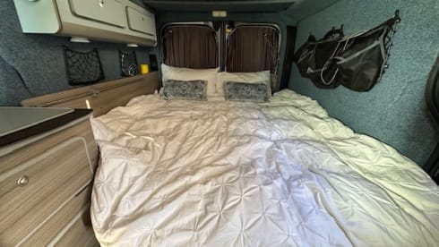 Ronnie Renault – 4 berth Renault Trafic campervan from 2017