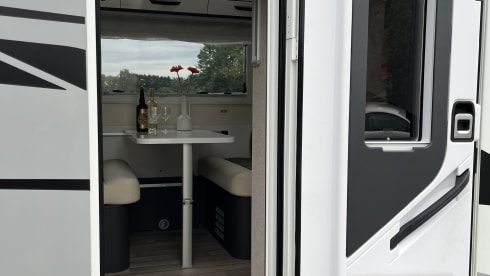 6p McLouis Glamys 320 alkoof bj 2024