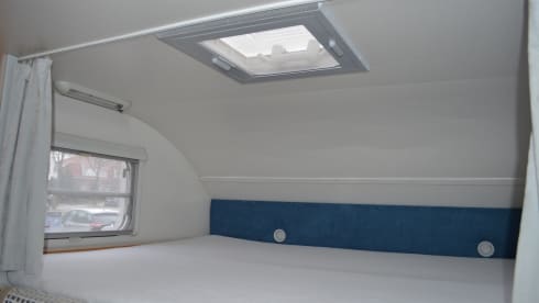 6-person family camper with AIRCO, spacious cross bed and large alcove