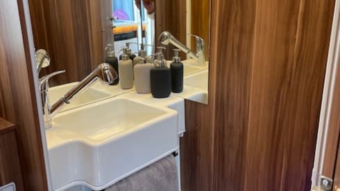 Berty – Luxuriöses modernes und geräumiges Wohnmobil mit 6 Schlafplätzen