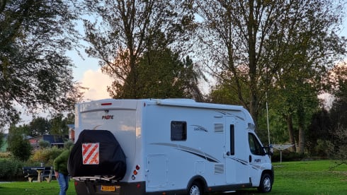 Fully equipped neat Pilote camper semi-integrated