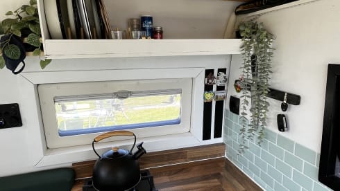 Busje naar Zuid Lara – Wonderful self-built camper bus for 2p